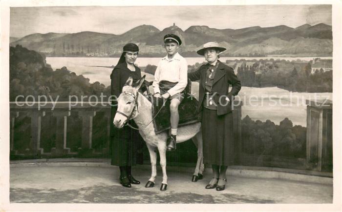 Koenigswinter Damen mit Junge auf Esel Blick ueber den Rhein zum Siebengebirge K