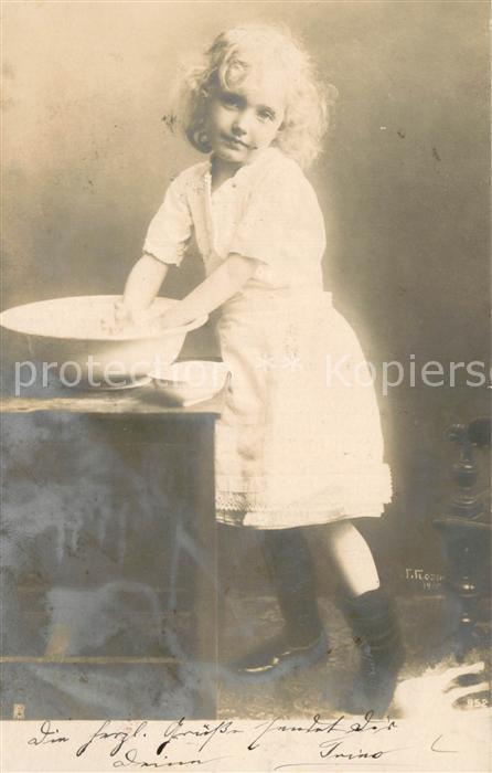 Bruehl Rheinland M?dchen beim H?ndewaschen Foto Flodin