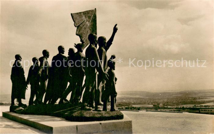 Buchenwald Weimar Mahn- und Gedenkstaette Gruppenplastik von Nationalpreistraege