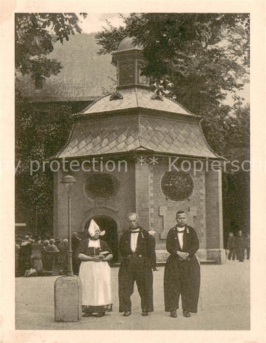 Kevelaer Gnadenkapelle mit hollaendischer Trachtengruppe