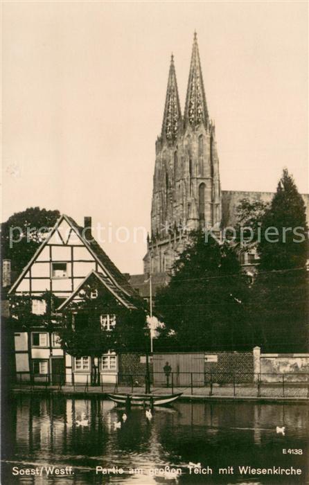 Soest DE NRW Partie am grossen Teich mit Wiesenkirche