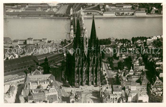 Koeln Rhein Dom mit Hauptbahnhof