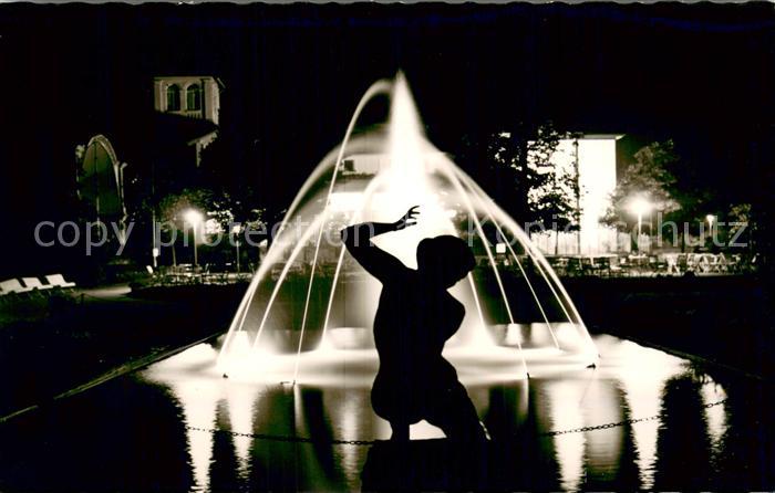 Bad Muenster Stein Ebernburg Brunnennymphe im Kurpark Nachtaufnahme