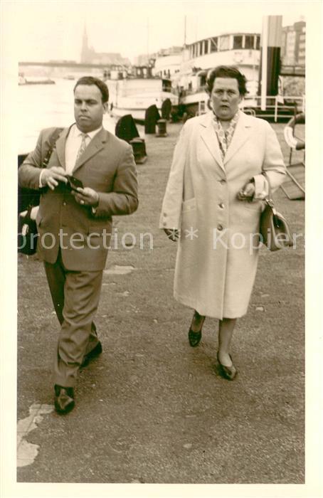 BREMEN CITY Fahrgaeste am Anleger