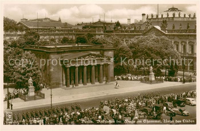 BERLIN CITY Aufziehen der Wache am Ehrenmal Unter den Linden