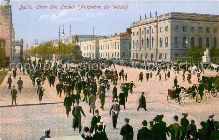 BERLIN  CITY Aufziehen der Wache Unter den Linden