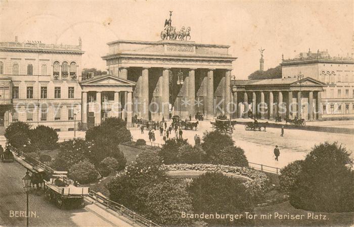 BERLIN  CITY Brandenburger Tor Pariser Platz Pferdefuhrwerke Pferdedroschken