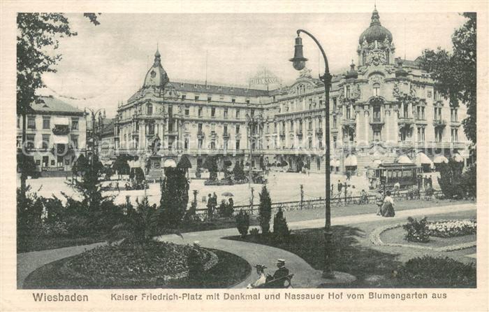 Wiesbaden Kaiser Friedrich-Platz mit Denkmal und Nassauer Hof