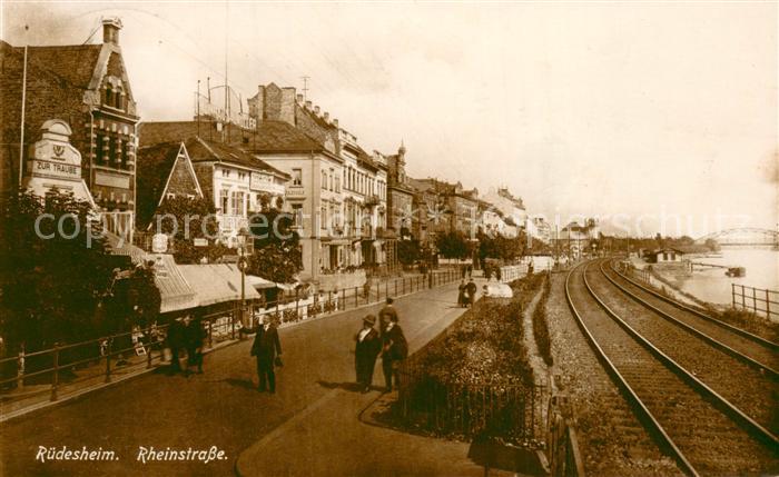 Ruedesheim am Rhein Rheinstraase mit Bahnliene