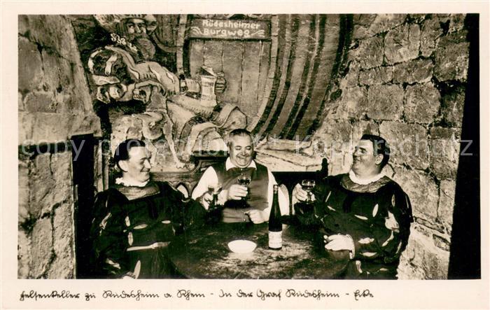 Ruedesheim am Rhein Maenner am Wein trinken in der Gruft