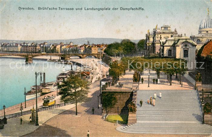 DRESDEN Elbe Bruehlsche Terrasse und Landungsplatz der Dampfschiffe Strassenbahn