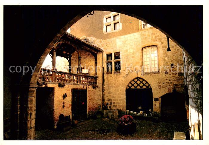 Figeac Ancienne cour d’auberge rue Gambetta avec sa galerie couverte reliant deu