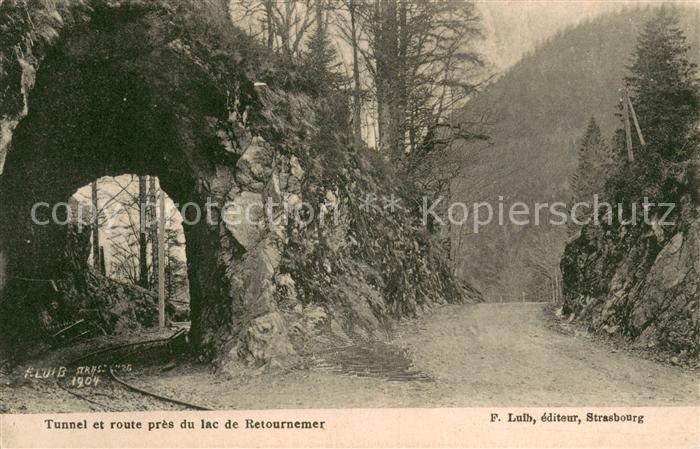 Lac de Retournemere Tunnel et route près du lac