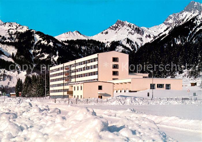 Reutte Tirol Bezirkskrankenhaus im Winter Alpen