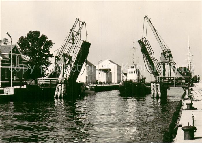 Darlowko Poland Most zwodzony na kanale portowym Zugbruecke Kanal