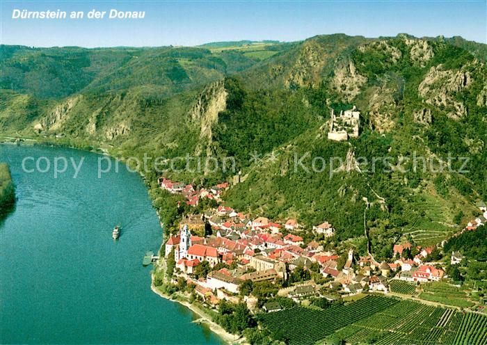 Duernstein Wachau Stadtblick mit Burgruine Schloss und barockem Stift Fliegerauf