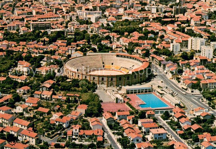 Beziers Vue generale aerienne partielle sur la ville avec piscine et les Arenes