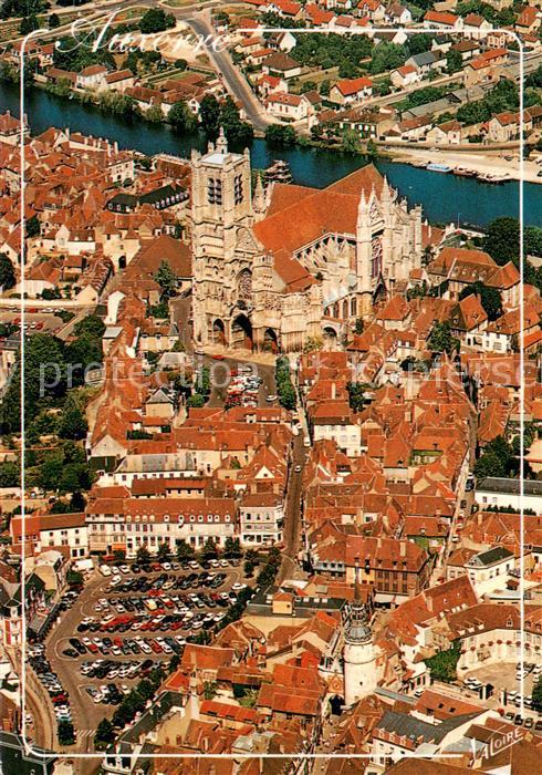 Auxerre 89 Le coeur de la vieille ville Tour et porte de l’Horloge La cathedrale