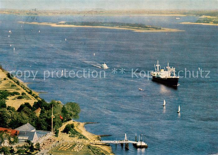 Schulau Wedel Schiffsbegruessung am Willkommhoeft vor dem Hamburger Hafen