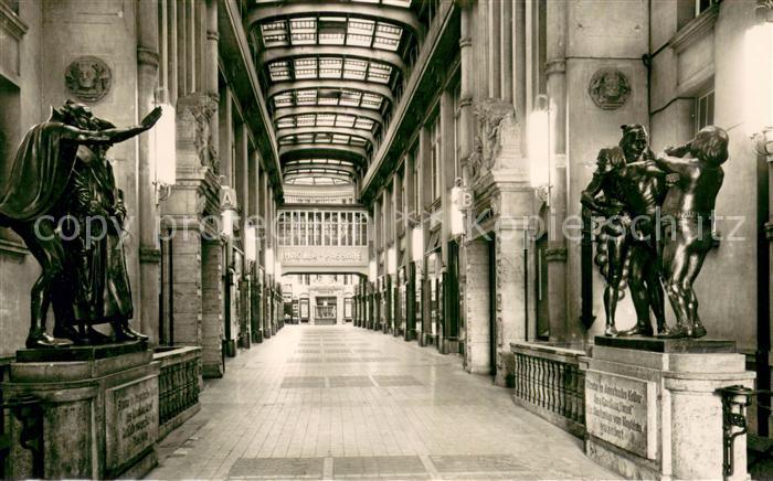 LEIPZIG Sachsen Maedler Passage Messestadt Ladenpassage Skulpturen