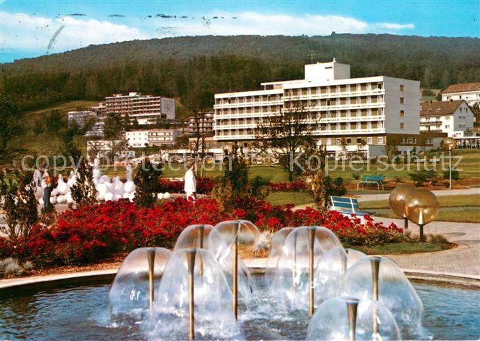 Bad Soden-Salmuenster Kurpark mit Blick zu den Kurkliniken Wasserspiele