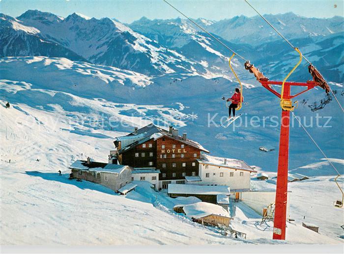 Kitzbueheler Horn Tirol Blick auf Alpenhaus und Trattalm Sessellift