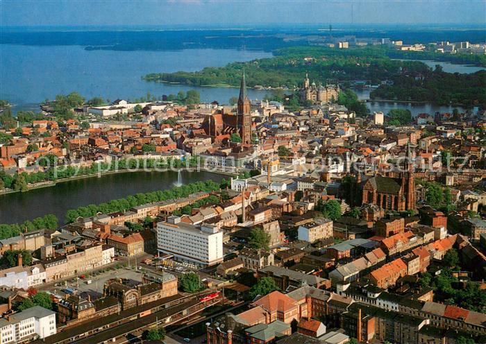Schwerin Mecklenburg Altstadt mit Paulskirche Dom Pfaffenteich und Schloss Flie