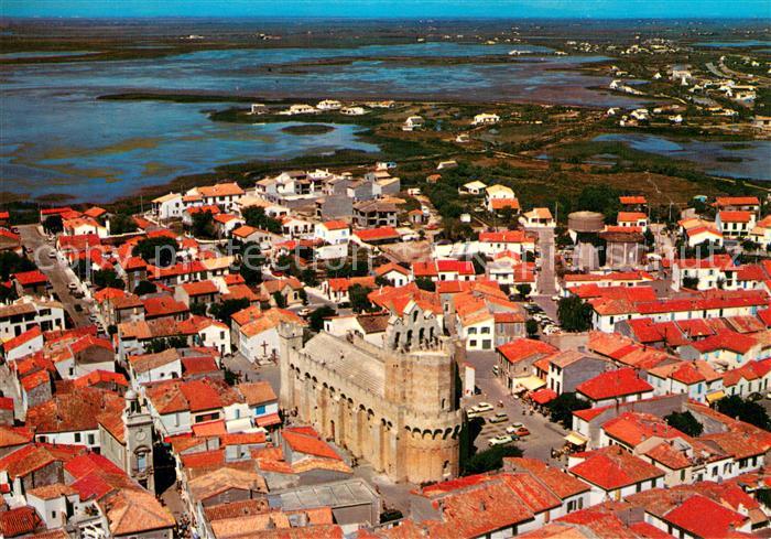 Les Saintes-Maries-de-la-Mer Eglise fortifiée et les Mas Camarguais vue aérienne