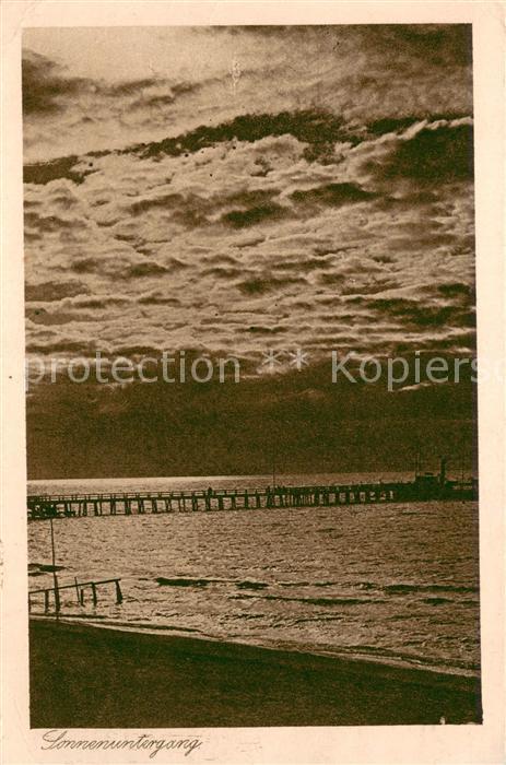 Juist Nordseebad Abendstimmung am Strand Seebruecke Nordseeinsel