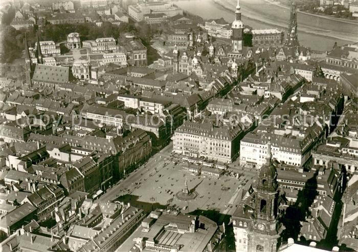 DRESDEN Elbe Blick ueber die Altstadt vor Zerstoerung 1945 Vogelperspektive Repr