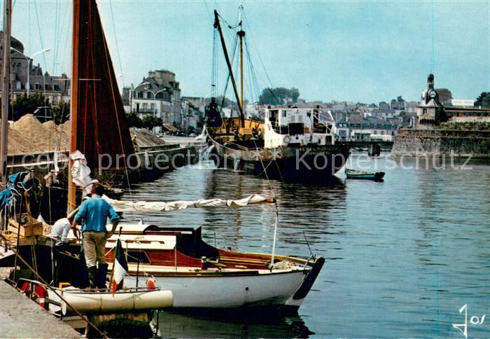 Concarneau Finistere Plaisancier et Sablier devant l entrée de la ville close