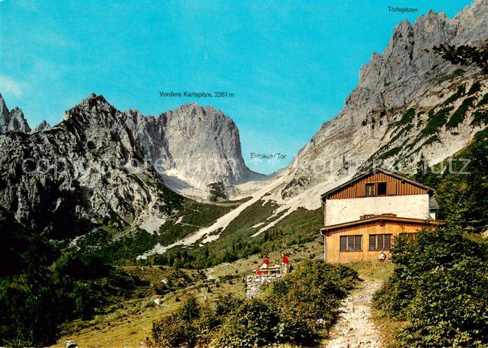 Gaudeamushuette im Wilden Kaiser mit Vorderer Karlspitze Toerlspitzen und Weg zu