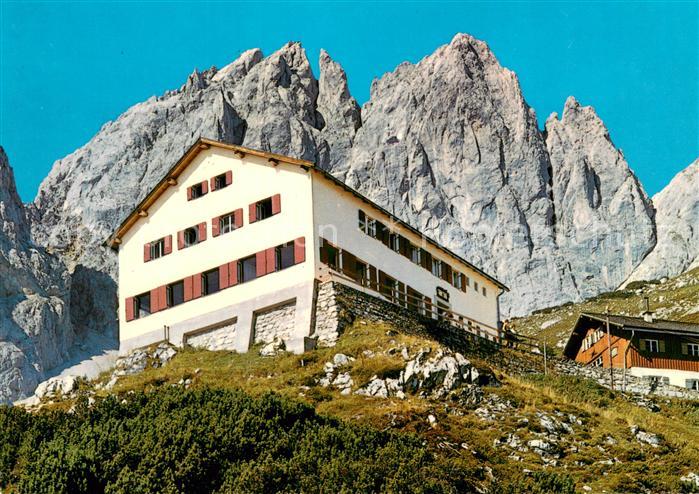 Gruttenhuette mit Ellmauer Halt und Leuchsturm im Wilden Kaiser