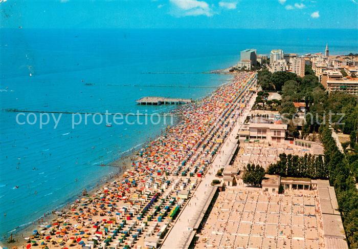 Grado Gorizia Isola d’Oro Veduta della spiaggia e sabbiatore