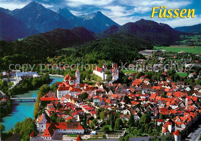 Fuessen Allgaeu Koenigswinkel Stadtzentrum Alpenpanorama gegen Lechtaler Berge