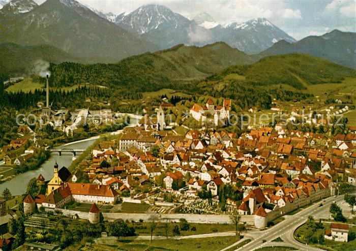 Fuessen Allgaeu Koenigswinkel Stadtzentrum Alpenpanorama gegen Lechtaler Berge H