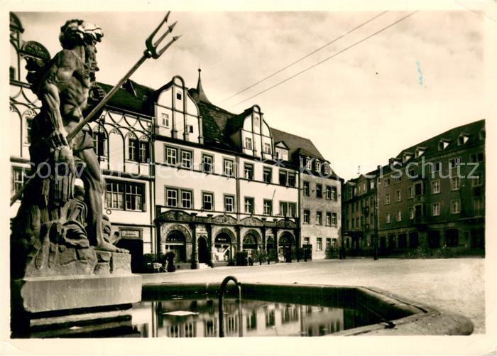 Weimar  Thueringen Marktplatz mit Cranachhaeusern Brunnen