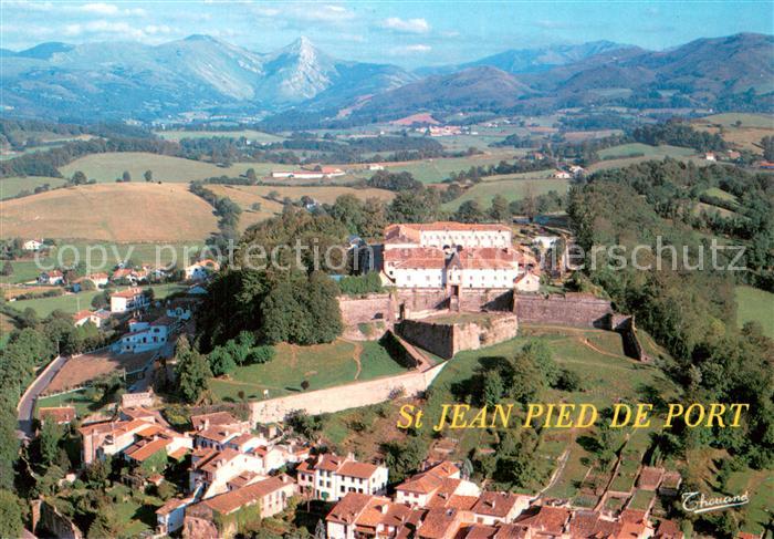 Saint-Jean-Pied-de-Port La citadelle et le Pic de Behorleguy Vue aerienne