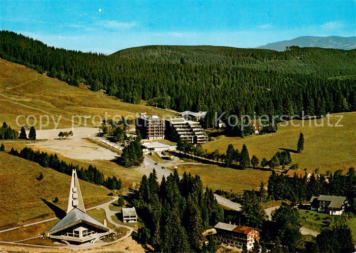 Feldberg 1450m Schwarzwald Fliegeraufnahme mit Kirche Hotel Feldberger Hof Parkp
