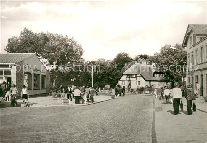 Goehren Ruegen Spaziergaenger