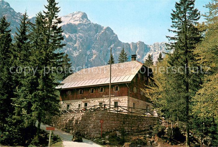 Triglav Berg Aljazev dom v ozadju Triglav