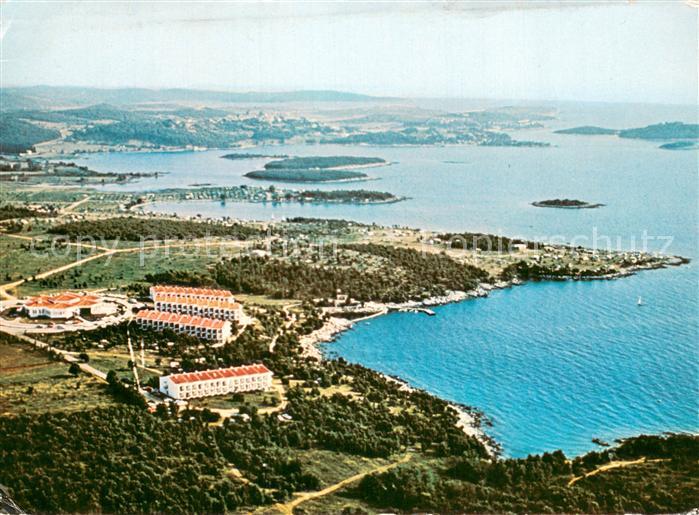 Vrsar Istrien Panorama Kuestenort mit Hotel Fontana