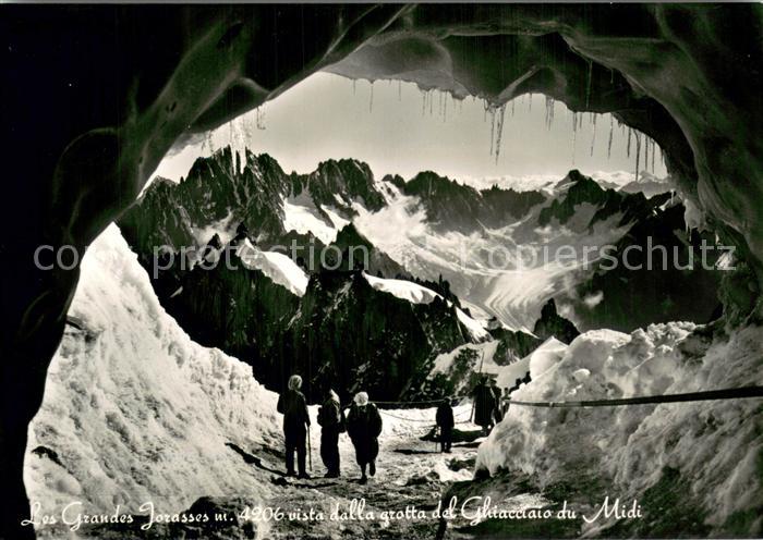 Les Grandes Jorasses vista dalla grotta del Chiacciaio du Midi Gletscher Grotte