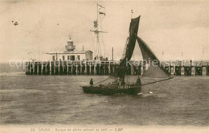 Calais 62 Barque de peche entrant au port