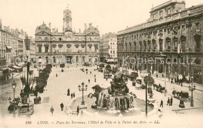 Lyon France Place des Terreaux l’Hotel de Ville et le Palais des Arts
