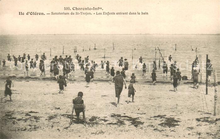 Ile d Oleron Sanatorium de St Trojan Les Enfants entrant dans le bain