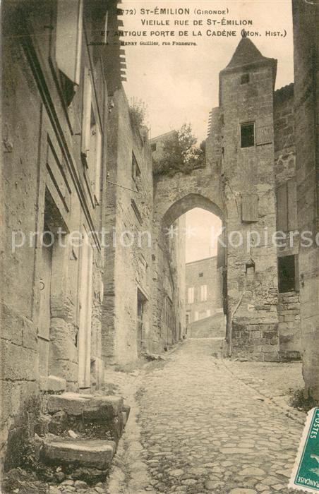 Saint-Emilion Vieille rue de St Emilion et antique porte de la Cadene
