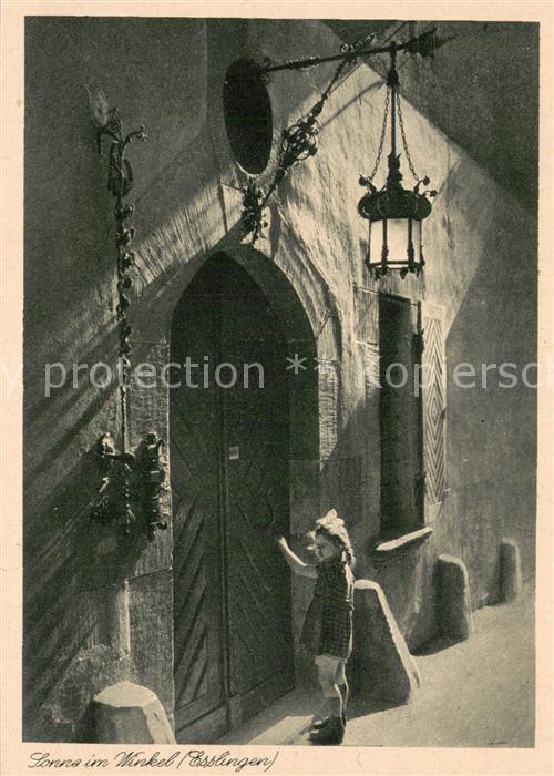 Esslingen  Neckar Maedchen vorm Tor