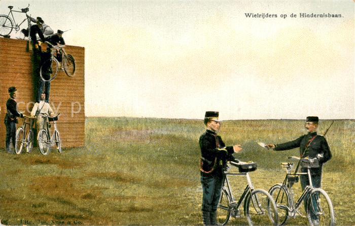 Militaria Soldatenleben NL Wielrijders op de Hindernisbaan