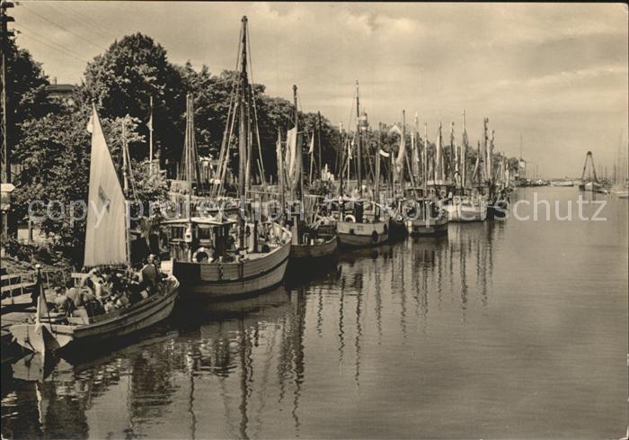 Warnemuende Ostseebad alter Strom mit Booten